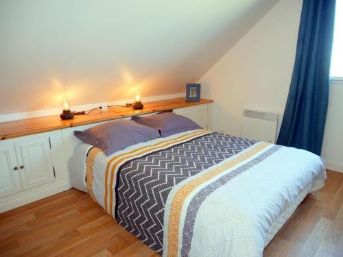 ein Schlafzimmer mit einem Bett mit zwei Leuchten in der Unterkunft Holiday home close to the beach, Plounéour-Brignogan-Plages in Plounéour-Trez