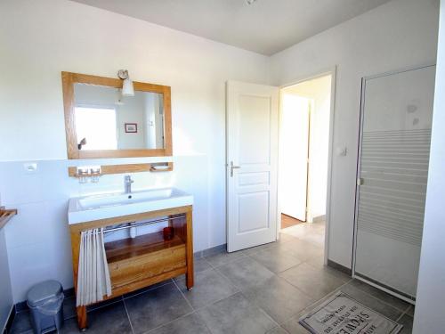 ein Bad mit einem Waschbecken, einem Spiegel und einer Dusche in der Unterkunft Holiday home close to the beach, Plounéour-Brignogan-Plages in Plounéour-Trez