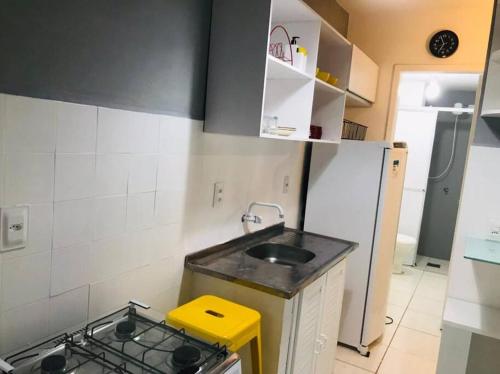 Una cocina o zona de cocina en Studio inteiro em Blumenau, bairro Ponta Aguda