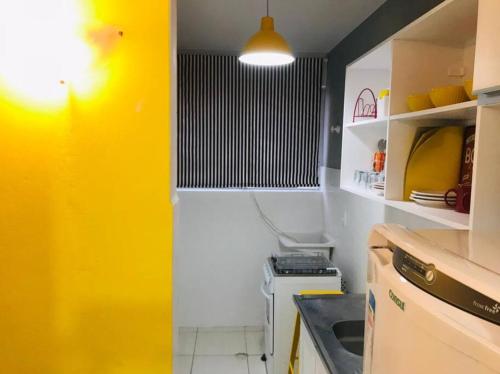Una cocina o zona de cocina en Studio inteiro em Blumenau, bairro Ponta Aguda