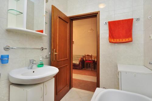 y baño con lavabo, aseo y espejo. en Apartment Seget Donji 10023a, en Trogir