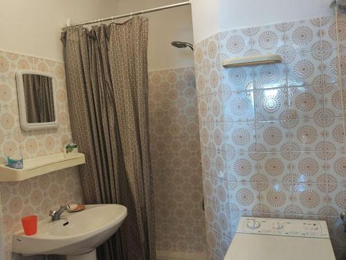 Kúpeľňa v ubytovaní Appartement T3 avec balcon et parking, accès piscine, espaces sportifs - FR-1-195-96