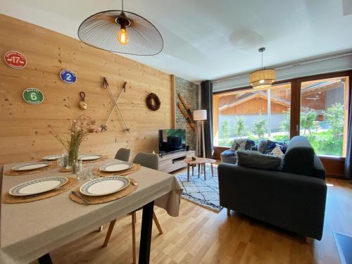 un salon avec une table et un canapé dans l'établissement Charmant T3 Neuf, Skibus Gratuit, Terrasse, 2 Places Privées, WIFI - Samoëns - FR-1-624-122, à Samoëns