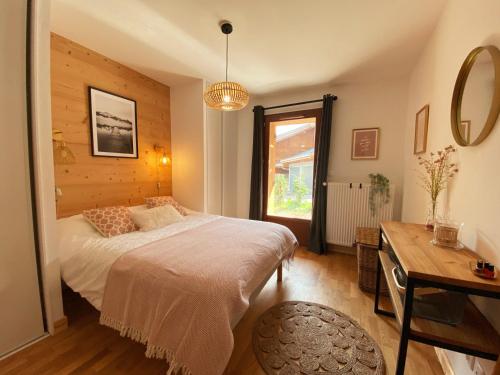 une chambre avec un lit, une table et une fenêtre dans l'établissement Charmant T3 Neuf, Skibus Gratuit, Terrasse, 2 Places Privées, WIFI - Samoëns - FR-1-624-122, à Samoëns