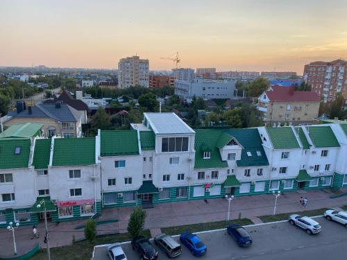 un grupo de edificios con techos verdes en una ciudad en Однокомнатная студия, центр, en Kostanái