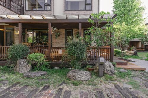a house with rocks in the front yard at 檜木居民宿 - 立案證號 一六三 - 一六八 - 一七零 in Jian