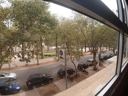 vue depuis une fenêtre d'un parking avec des voitures dans l'établissement Ryan 1, à Fès