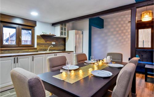 einen Esstisch mit Stühlen und eine Küche in der Unterkunft Amazing Home In Beretinec With Sauna in Beretinec