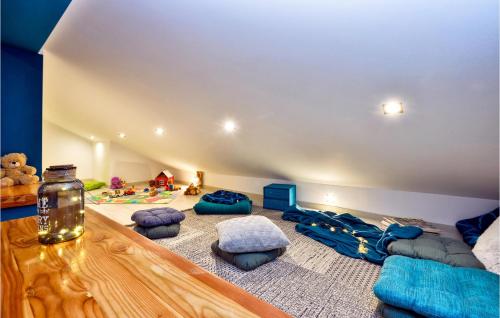 Zimmer mit einigen blauen Kissen und einem Zimmer mit Zustellbett in der Unterkunft Amazing Home In Beretinec With Sauna in Beretinec