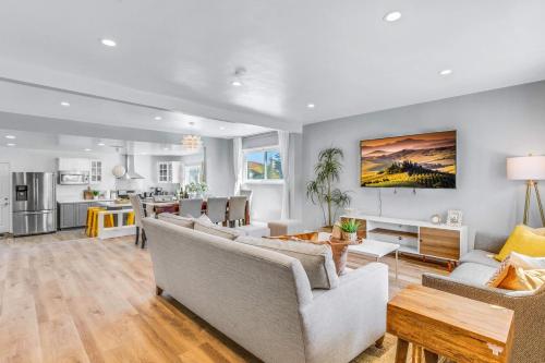 sala de estar con 2 sofás y cocina en LUX -- A Perfect Home in South Bay 10 Mins to Beaches, en Lomita