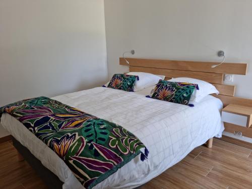 1 dormitorio con 1 cama con 2 almohadas en Longère rénovée sur les hauteurs de Perros-Guirec, en Perros-Guirec