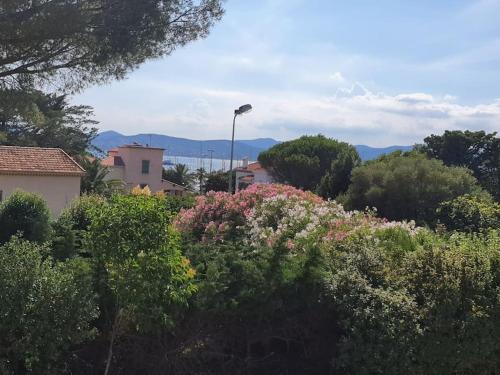 Fotografie z fotogalerie ubytování Villa au calme 500 m plages et port santa lucia v destinaci Saint-Raphaël