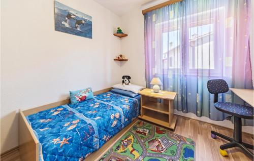 um quarto com uma cama, uma secretária e uma janela em 2 Bedroom Lovely Apartment In Labin em Labin