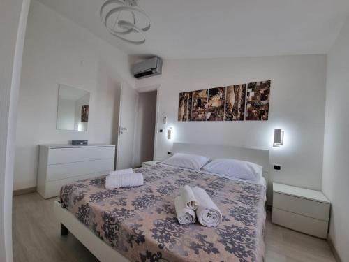 1 dormitorio con 1 cama con 2 toallas en Residence Borghi, en Scalea