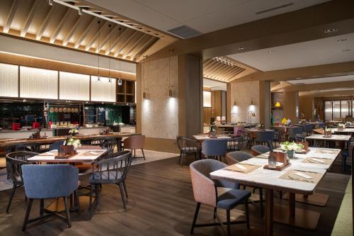 Un restaurante u otro lugar para comer en Crowne Plaza Chongli Resort by IHG