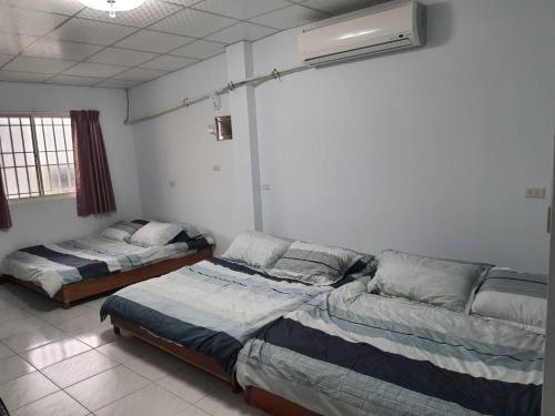 枋寮鄉的住宿－枋寮小象民宿，一间卧室配有两张床和空调。