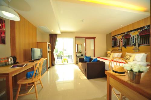 Una televisión o centro de entretenimiento en Ratana Hotel Rassada, PHUKET TOWN- SHA Extra Plus