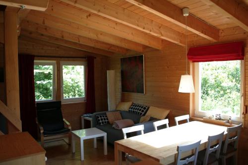 uma sala de estar com um sofá e uma mesa em RechHof Urlaub mit Tieren em Schalkenbach