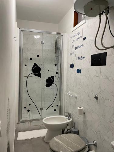 bagno con doccia e servizi igienici. di Casa Cupani a Palermo