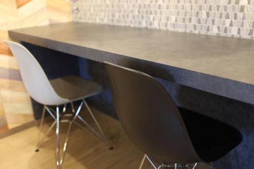 a counter with two chairs and a table with a counter top at MolinHotels201温泉付き別荘 -アクティビティを満喫できる札幌定山渓-2LDK W-beds2&S-beds4 in Jozankei