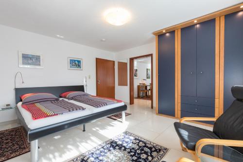 um quarto com uma cama e uma sala de estar em Ferienwohnungen Riviere em Uhldingen-Mühlhofen