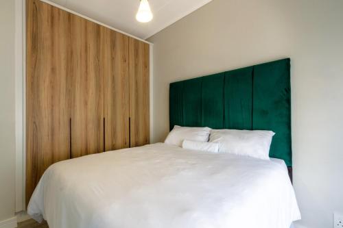 Llit o llits en una habitació de Lovely 1 Modern bedroom in Waterfall City