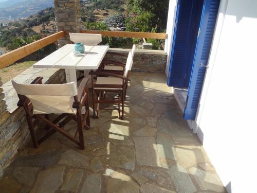 - une table et des chaises sur une terrasse avec vue dans l'établissement AEGEAN VISTA, à Batsi