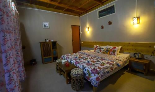 um quarto com uma cama e uma cómoda em The Little Paradise em Kalimpong