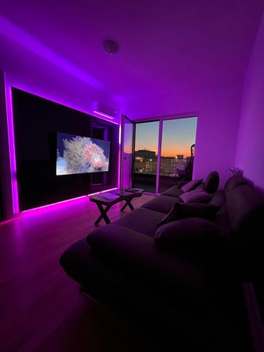 Μια τηλεόραση ή/και κέντρο ψυχαγωγίας στο Luxury Apartment Sarajevo King Size Bed