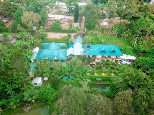 - une vue aérienne sur une maison avec une piscine dans l'établissement Kakakuona Resort, à Lushoto