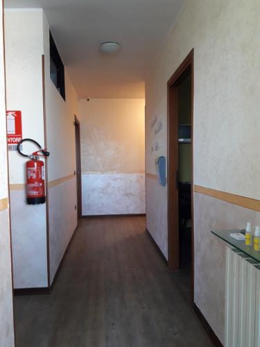 a hallway with a fire extinguisher in a room at La Locanda Di Perico Paola in Veruno
