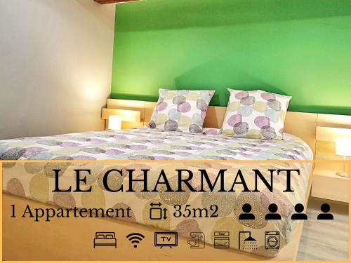 1 dormitorio con 1 cama con pared verde en Splendide Appartement Barr - Route du Vins, en Barr