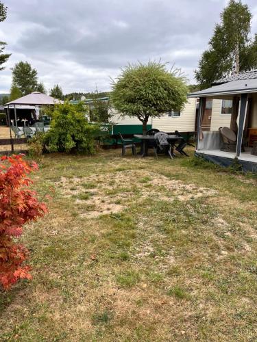 a yard with a picnic table and a house at Le Père André Hotton in Hotton