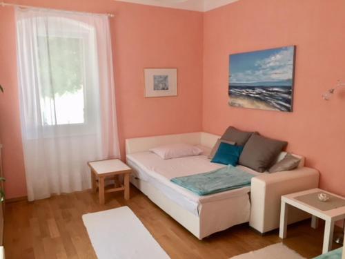 een kleine slaapkamer met een bed en een raam bij Harmony I in Opatija