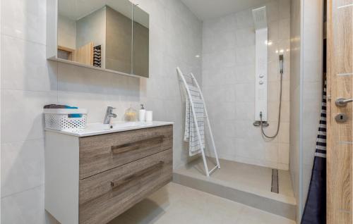 Et badeværelse på Awesome Apartment In Pula With Wifi