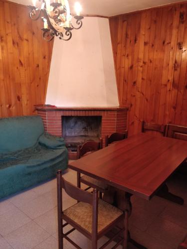 A seating area at Appartamento nel verde adatto alle famiglie con CIN e RegLaz
