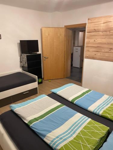 Zimmer mit 2 Betten und einem TV. in der Unterkunft Appartement Luna in Mittersill