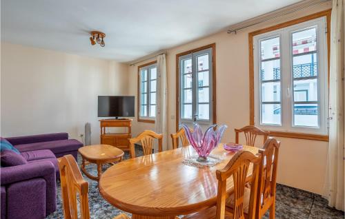 A television and/or entertainment centre at Beautiful Home In Abades With Wifi