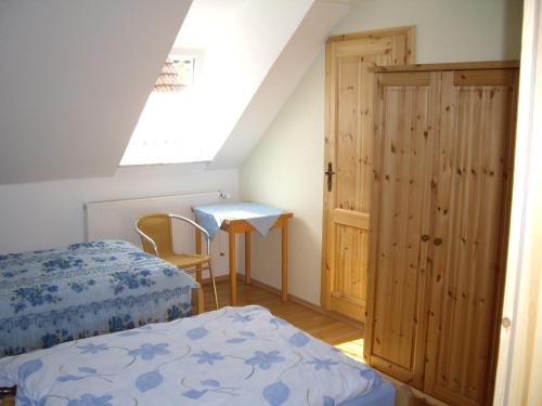 a bedroom with two beds and a desk and a window at Landgasthof Zur Linde in Münchhausen