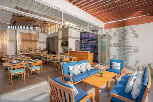 un restaurante con mesas y sillas azules y un restaurante con mesas en Synergy Samui, en Chaweng
