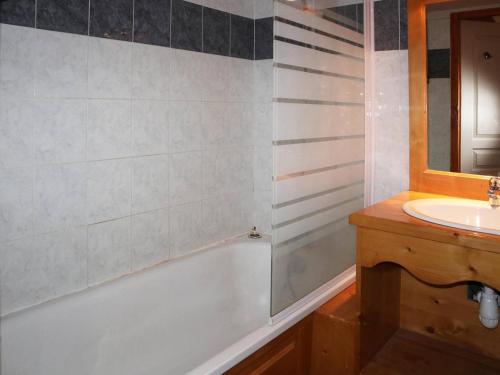 une salle de bain avec un lavabo et un miroir dans l'établissement Luxueux appart 3 chambres, piscine chauffée, sauna, ski aux pieds, wifi, animaux admis - FR-1-322-456, aux Orres