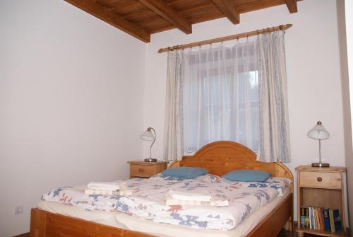 Un dormitorio con una cama con libros. en Erdőszéli Vendégház - Mátraszentimre en Mátraszentimre