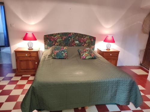 Ένα ή περισσότερα κρεβάτια σε δωμάτιο στο Logis Hôtel Restaurant Gîte La Bastide du Vébron