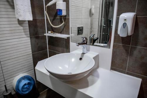 Bilik mandi di Selçuk Hotel