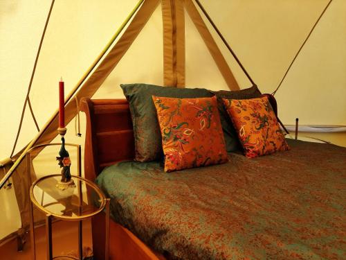 Tempat tidur dalam kamar di Glamping De Vrije Wind, Tentverhuur