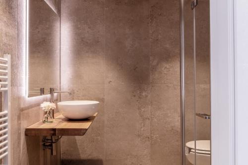 y baño con lavabo y ducha. en Agriturismo Maria Vittoria en Custoza