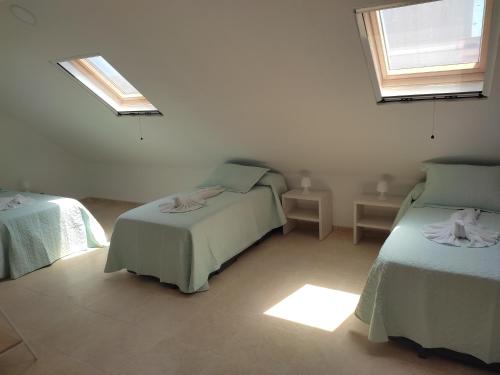 um quarto com 2 camas e uma janela em Els Pilanets em Sant Carles de la Ràpita