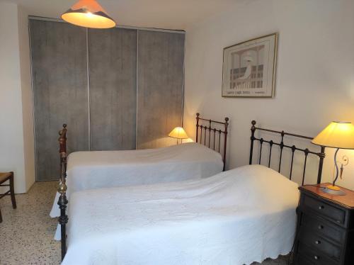 Ένα ή περισσότερα κρεβάτια σε δωμάτιο στο Logis Hôtel Restaurant Gîte La Bastide du Vébron