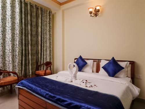 een slaapkamer met een bed met een handdoek erop bij Divine Hills Mashobra in Shimla
