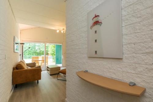 uma sala de estar com um farol na parede em Smallengange 45 em Kortgene